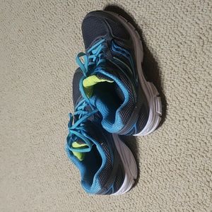 Womens Saucony tennis shoes